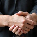 Dos manos unidas, simbolizando confianza y relaciones a largo plazo
