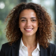 Retrato de una mujer joven con cabello rizado, Directora de Sostenibilidad