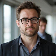 Retrato de un hombre con gafas, Jefe de Desarrollo de Productos