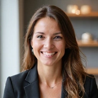 Retrato de una mujer sonriente, Directora General